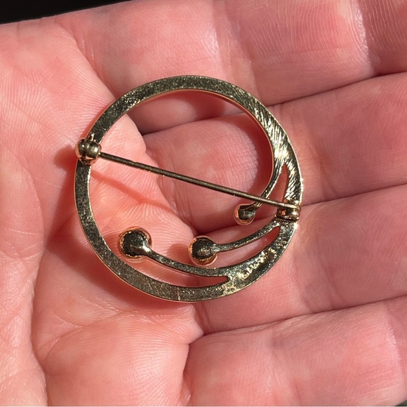 Vintage Monet Gold Tone Circle Pin Brooch with Faux Pearls - Picture 2 of 4